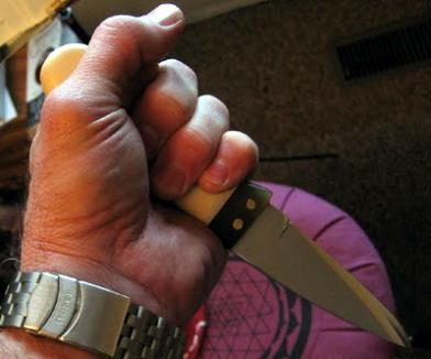 Părăsit de iubită, un bihorean a încercat să se răzbune, tăindu-i mâna cu cuţitul